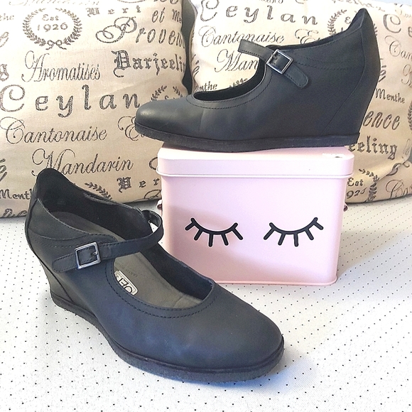 Earth Shoes - Earth Black Mary Jane Wedge Pumps